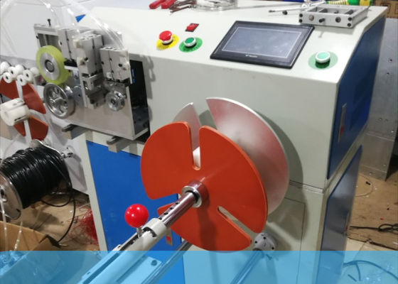 Pavimento che sta la bobinatrice del filo di rame 13cycle/S con il motore elettrico