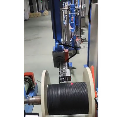 La traversata automatica del braccio robot prende la macchina per i cavi a fibre ottiche all'aperto