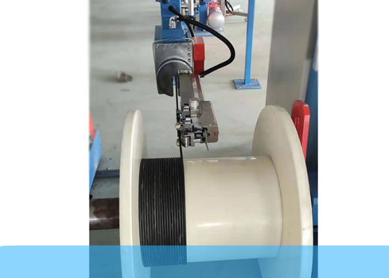 La traversata automatica del braccio robot prende la macchina per i cavi a fibre ottiche all'aperto